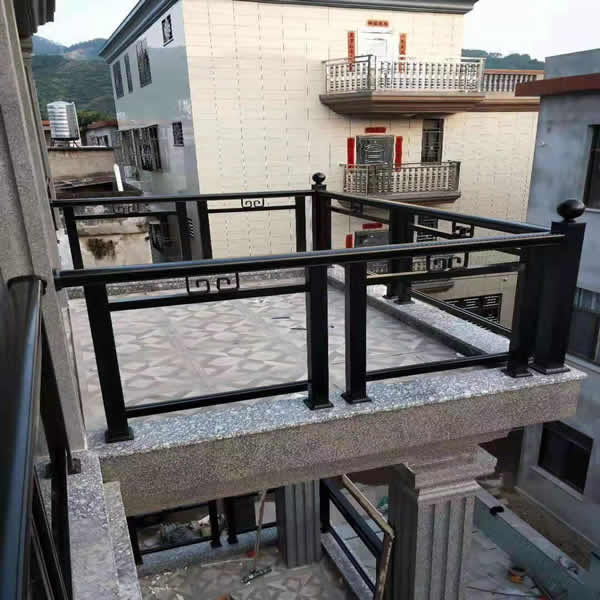阳台护栏的施工注意事项